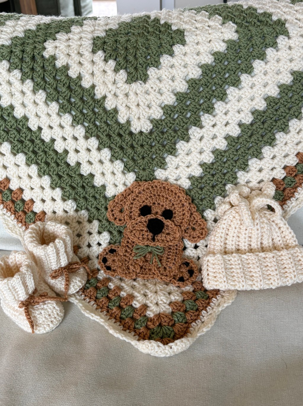Baby blanket with Doodle applique, baby beanie and booties.